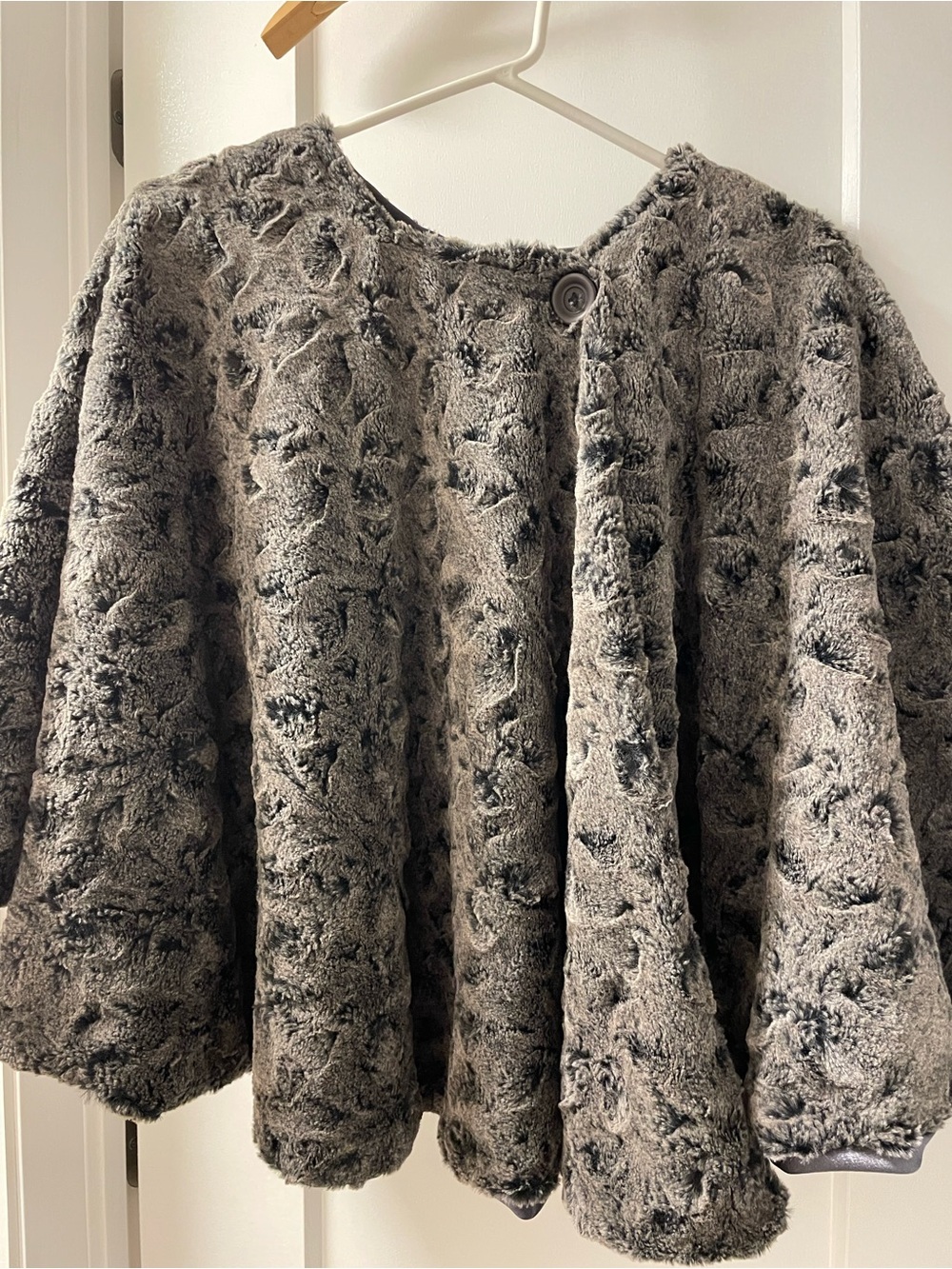 Chic Faux Fur Cape ( Ruana) - Picture 12 of 13